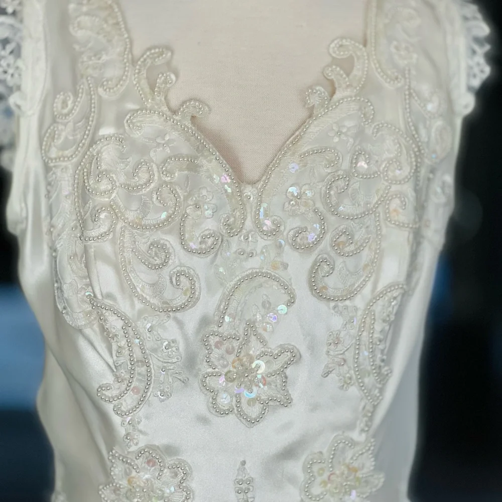 WORN 1x Wedding Dress. Satin w/lace, pearl beads & subtle sequins. Two stains - Picture 4 of 16